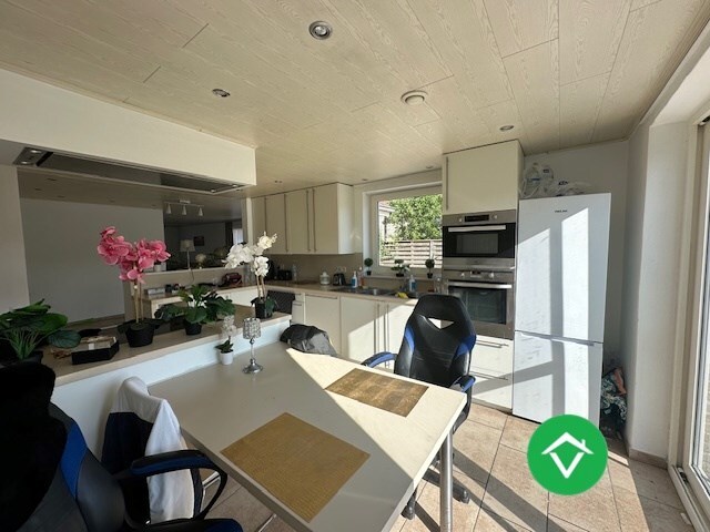 Instapklaar gelijkvloers appartement met tuin en garage in rustige wijk te Eernegem 