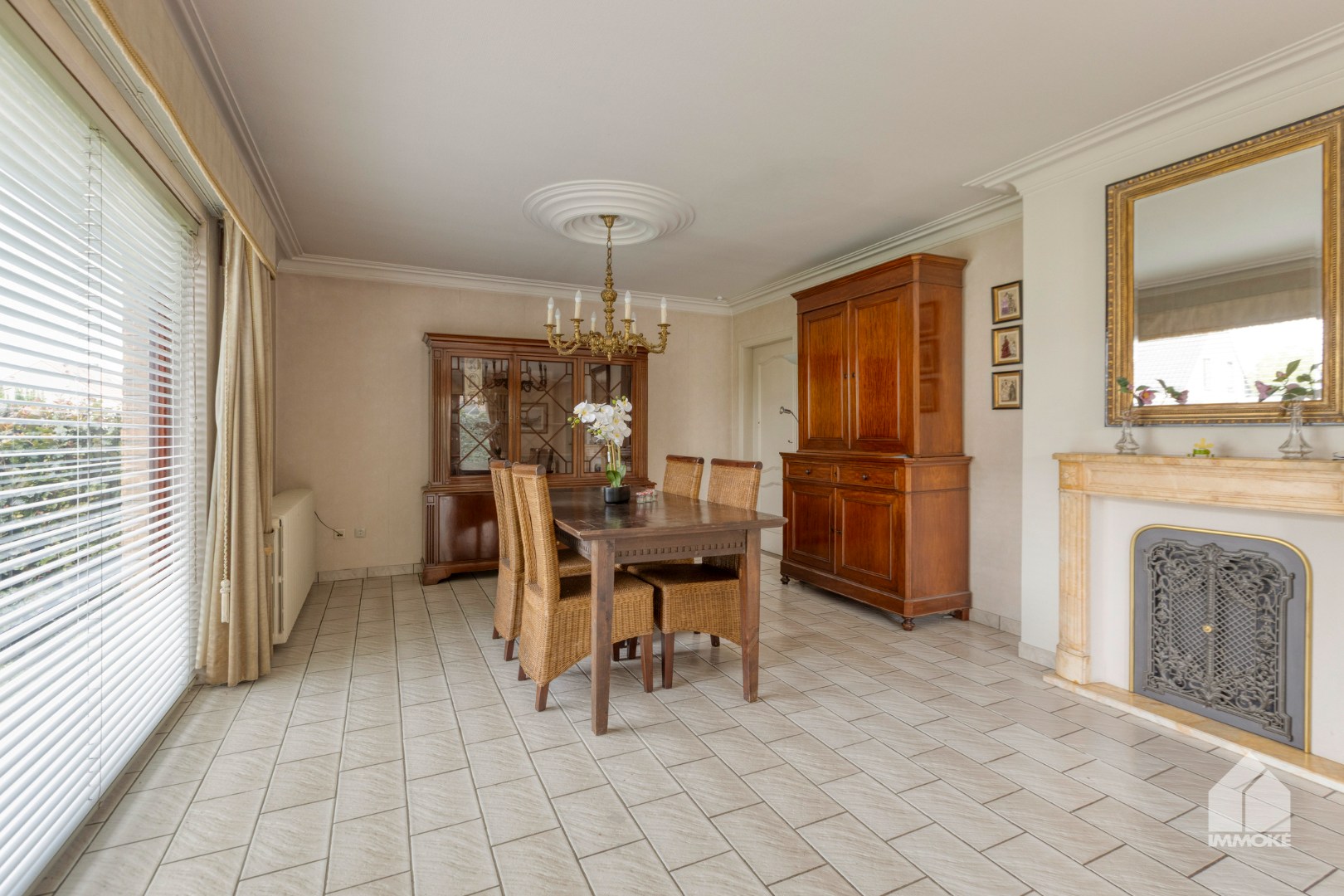 Te renoveren, gelijkvloerse woning op 13a 60ca met 2 slpk en garage. 