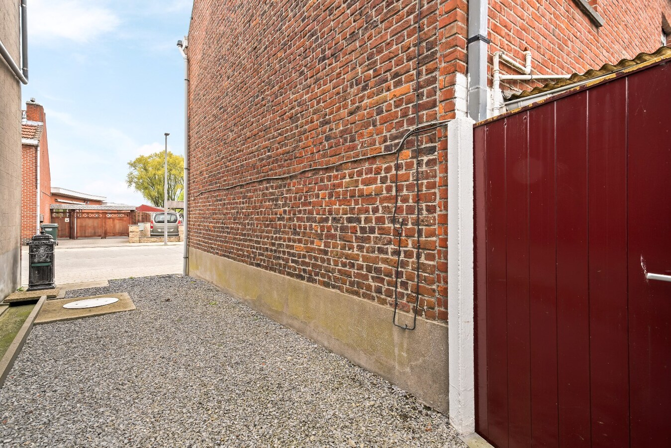 Halfopen woning met drie ruime slaapkamers en garage. 