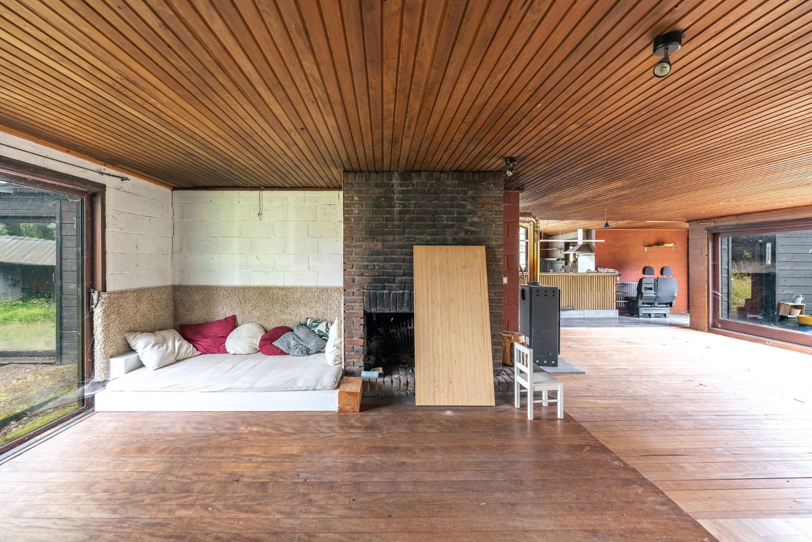 Seventies bungalowvilla met renovatiepotentieel op unieke ligging aan natuurgebied 