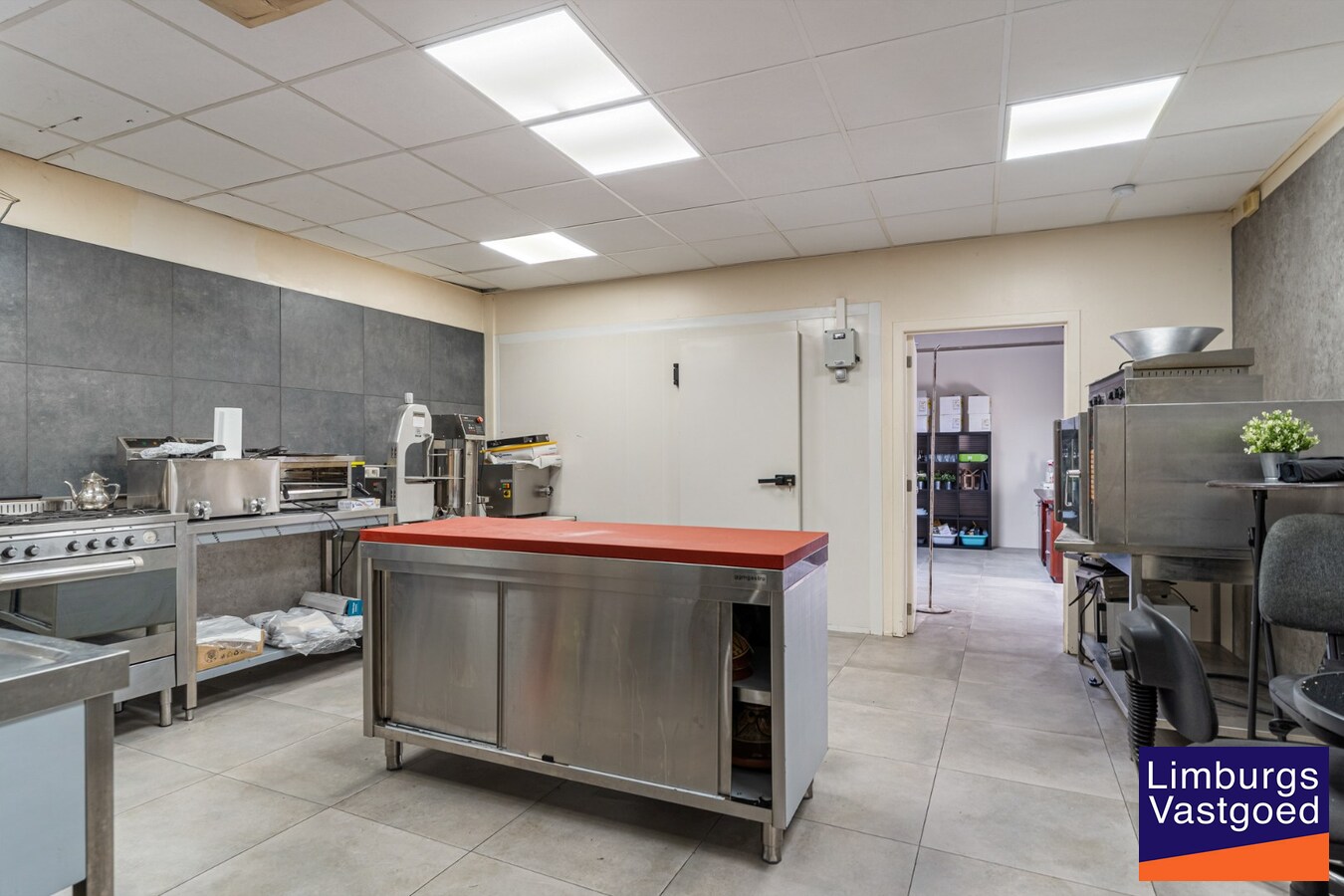 Commercieel uitstekend gelegen investeringspand bestaande uit winkel + duplex 