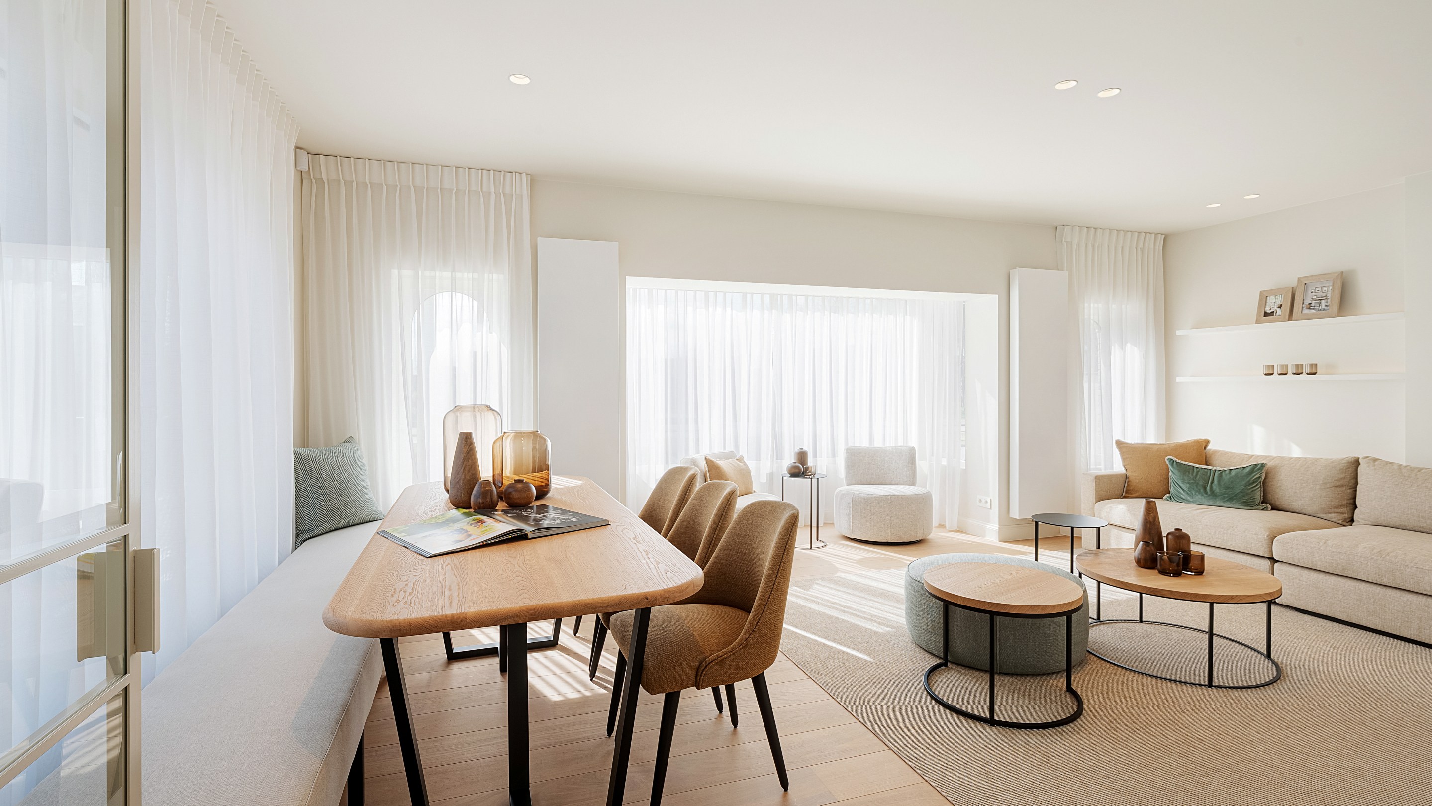 Op een uitmuntende locatie in Duinbergen, op wandelafstand van het strand en de duinen, bevindt zich deze prachtig en hoogwaardig gerenoveerde koppelvilla. 