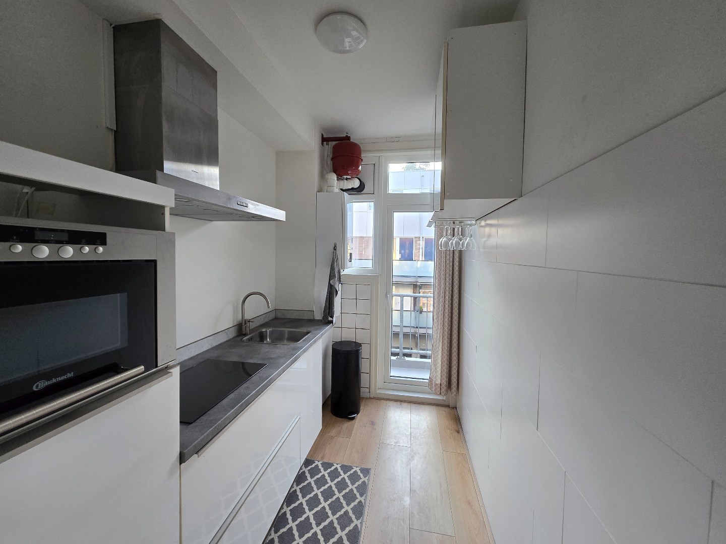 Turn-key 2 kamer (voorheen 3) appartement op steenworp afstand van Rotterdam centrum met een nette keuken, royale woonkamer en gelegen op eigen grond! 