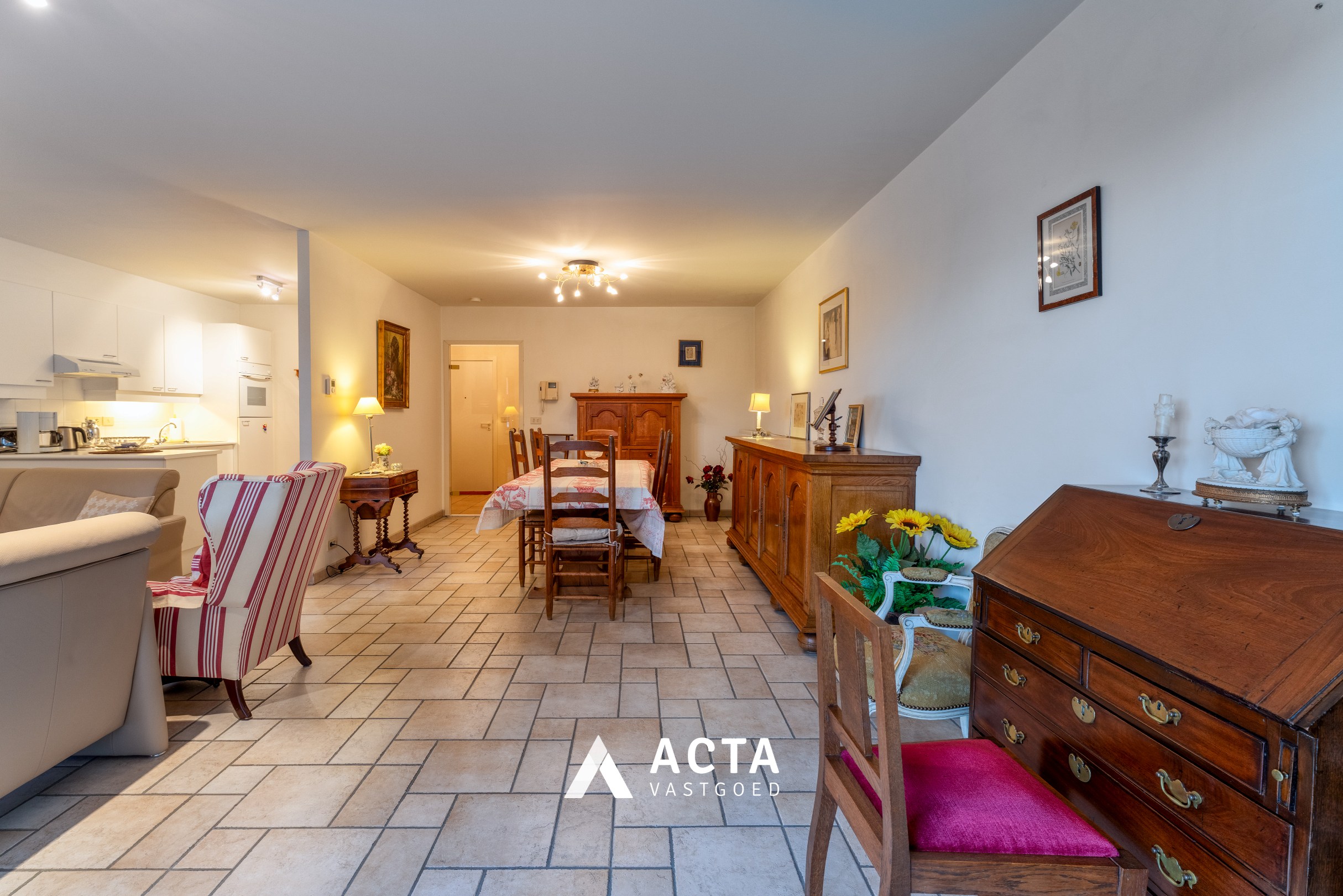 Ruim hoekappartement met twee slaapkamers in Mariakerke 