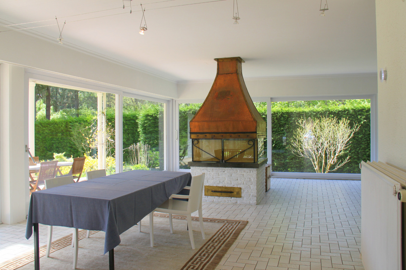 Unieke gemeubelde villa in het bos van Hertsberge 