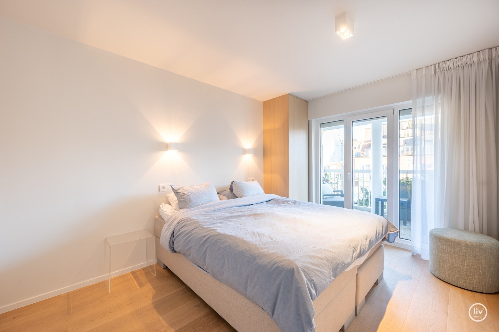 Volledig en stijlvol gerenoveerd 2 slaapkamerappartement met ruim TERRAS nabij de Dumortierlaan gelegen. 