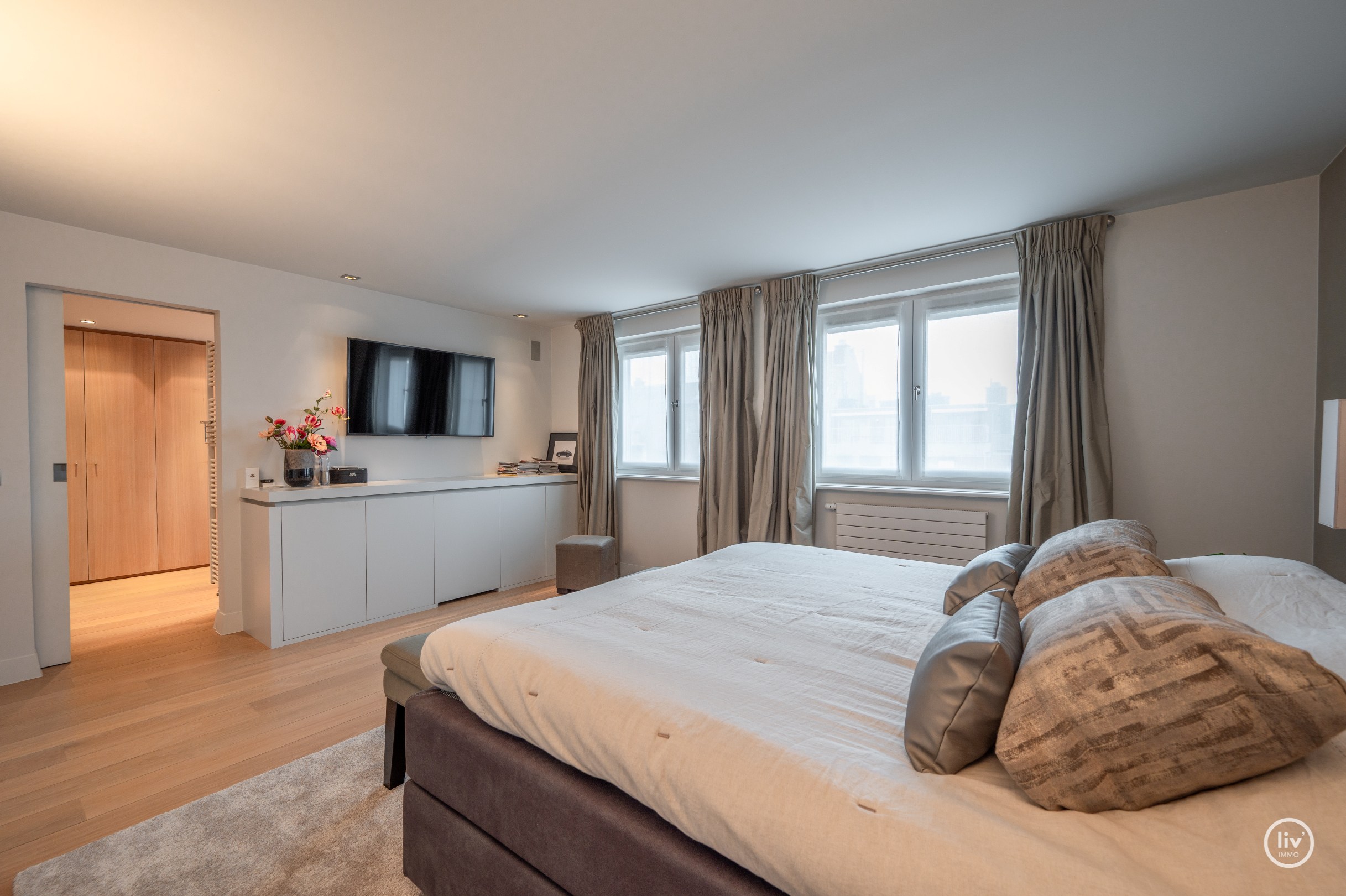 Récente mezzanine de 292 m2 située au centre avec de grandes terrasses, située dans la Vanbunnenlaan à Knokke. 