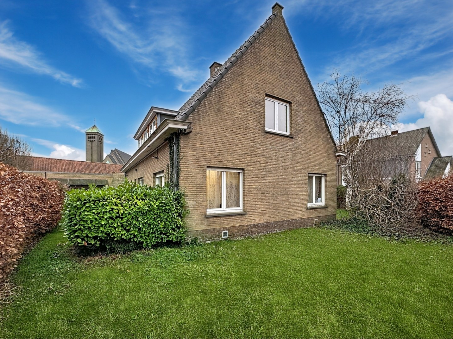 Statige villa met 4 slaapkamers en bureau 