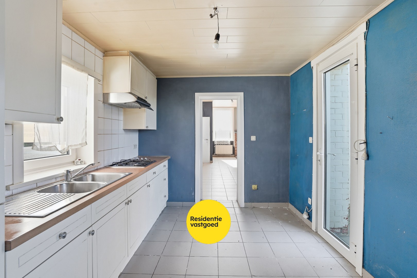 Te renoveren hoekwoning met 3 slaapkamers, tuin en centrale ligging in Ichtegem 