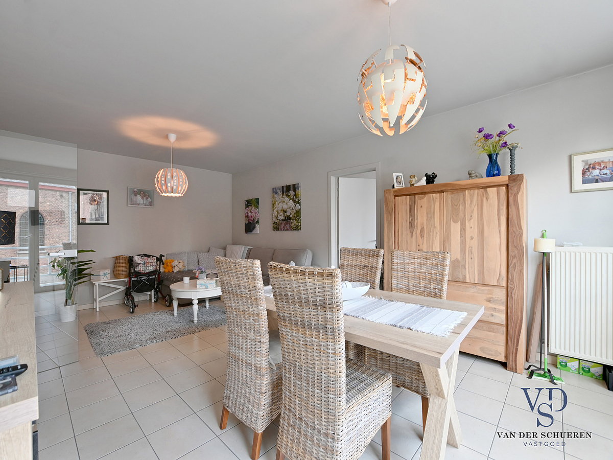 Tijdloos, ruim 1-slpk-appartement mét garagebox te centrum Gavere 