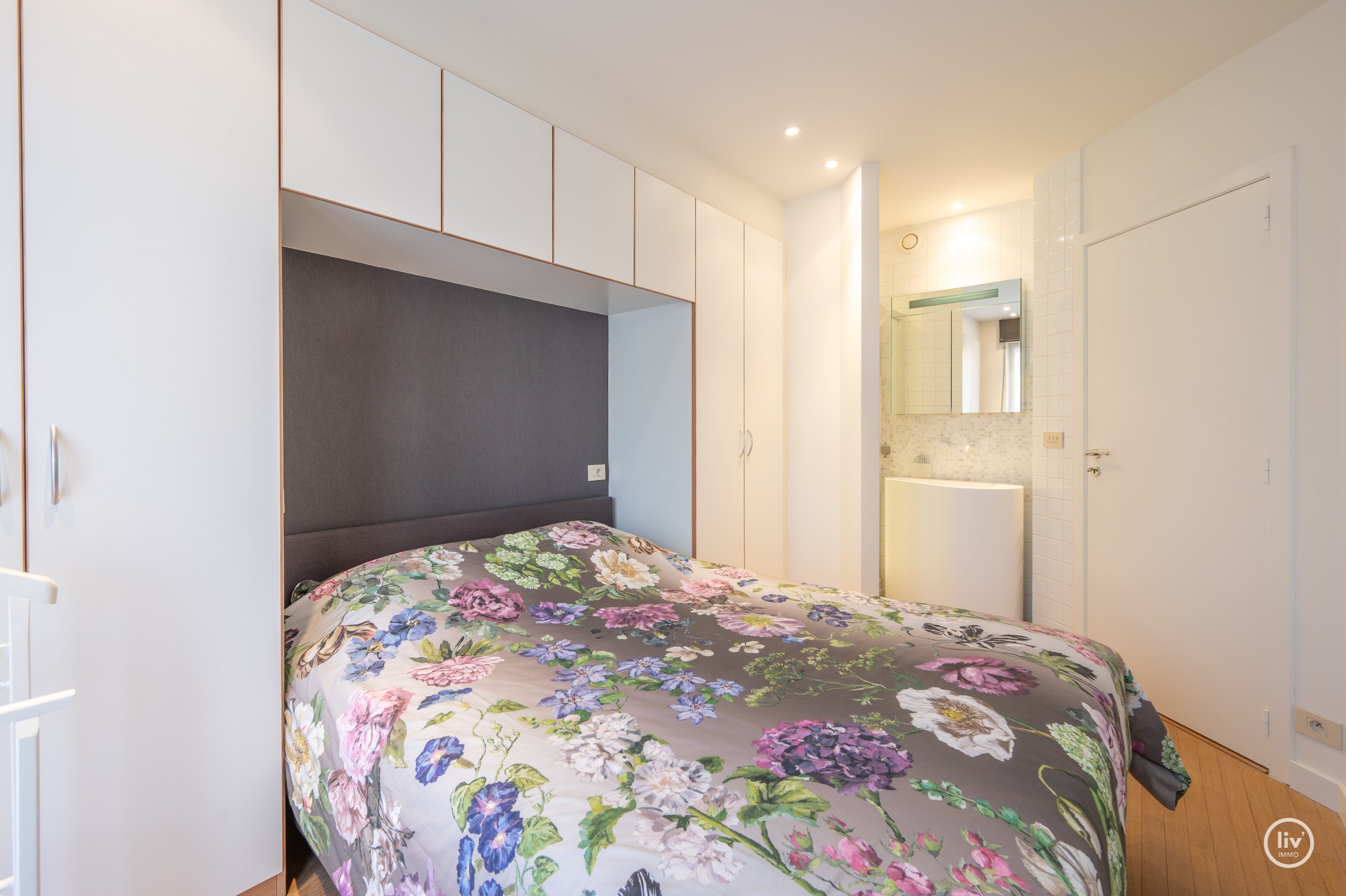 Bel appartement avec une grande terrasse ensoleillée situé dans une rue calme de l'avenue Dumortier. 