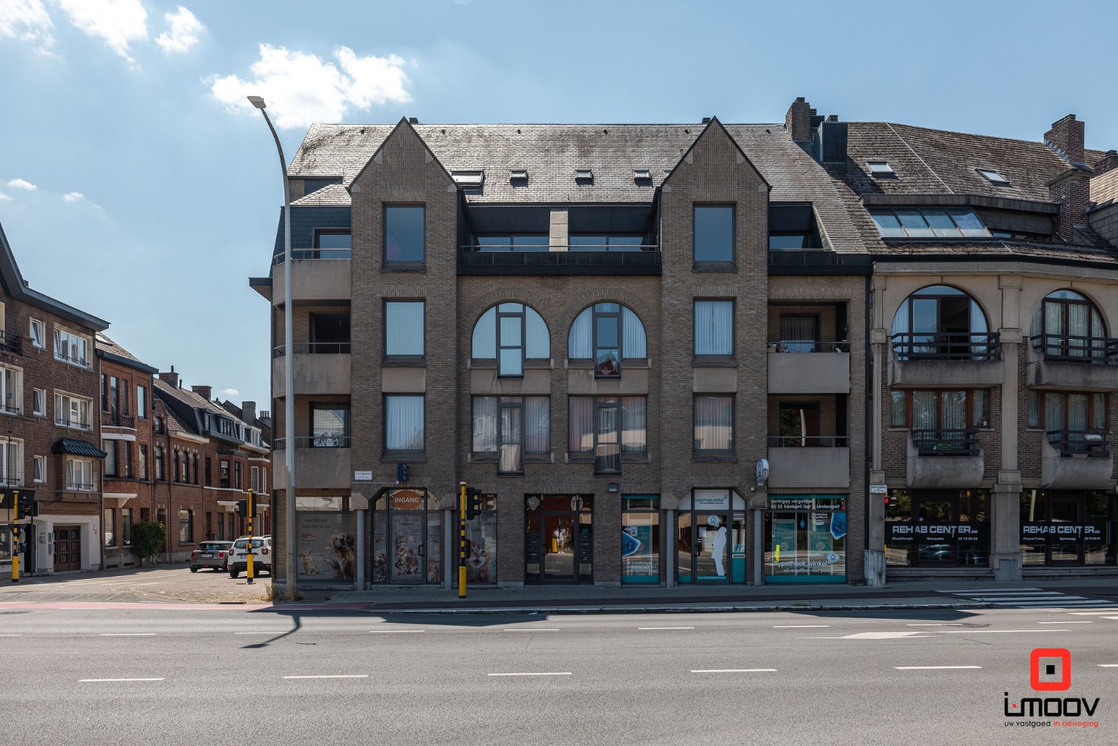 Ruim appartement met 2 slaapkamers, dubbele garage en twee terrassen te Aalst 