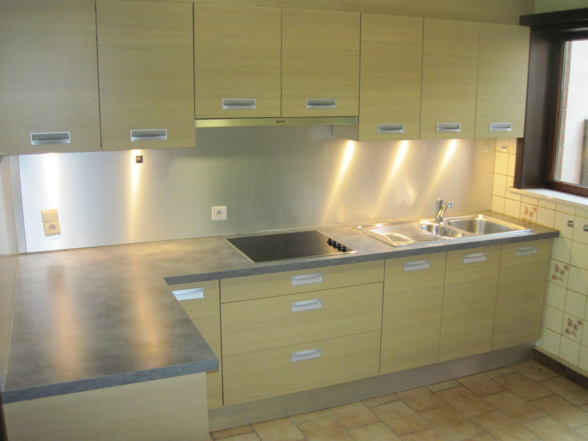 Ruim, lichtrijk appartement op de 1° verdieping. GEEN VASTE KOSTEN !! 