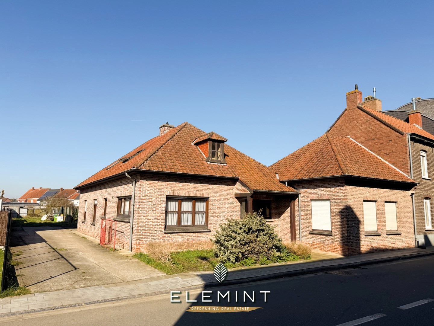 Heel ruim halfopen bebouwing met 4 slaapkamers en garage 