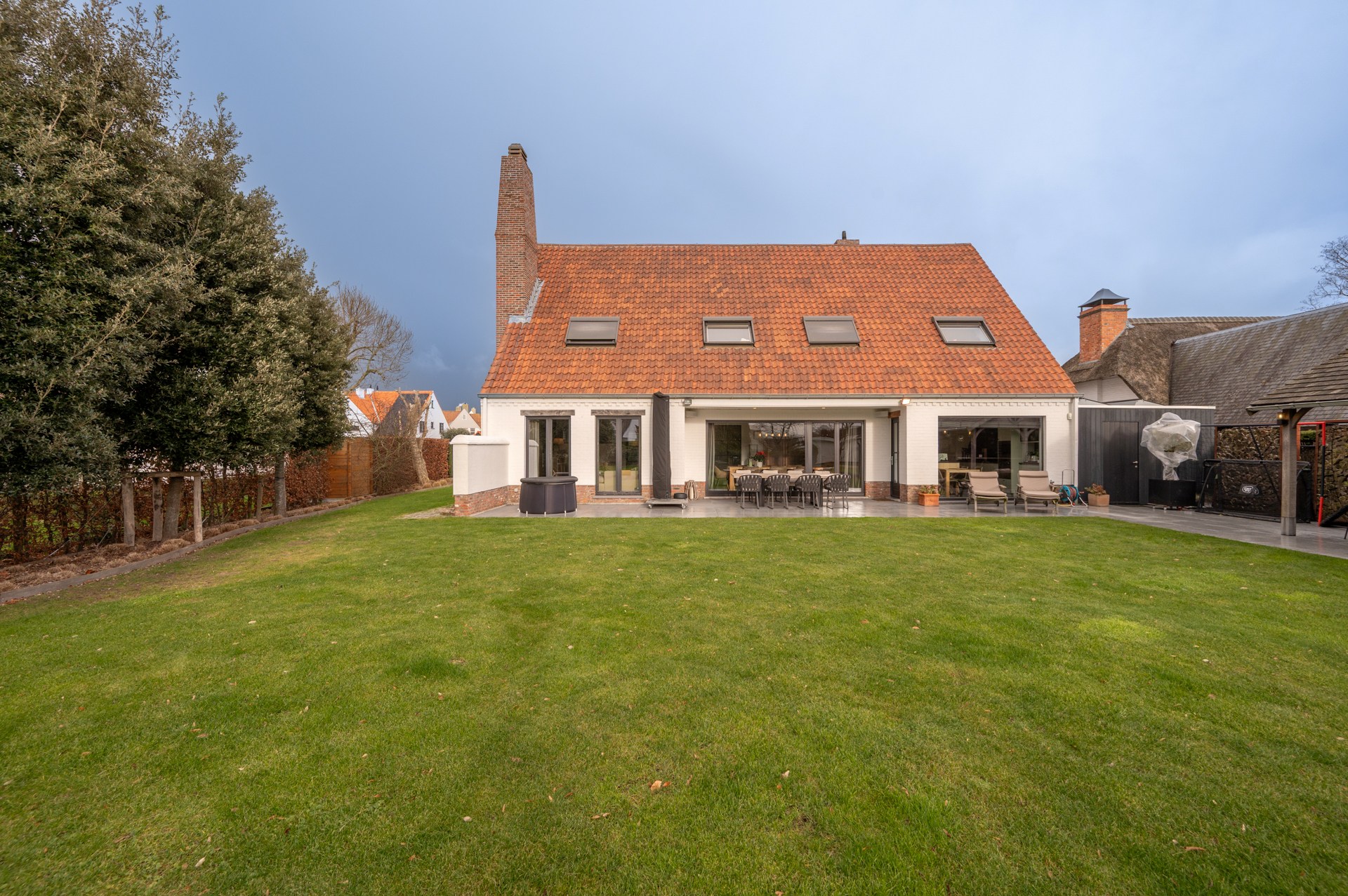 prachtig gerenoveerde alleenstaande villa geniet van een uitstekende centrale ligging, op slechts enkele minuten van het centrum van Knokke. 