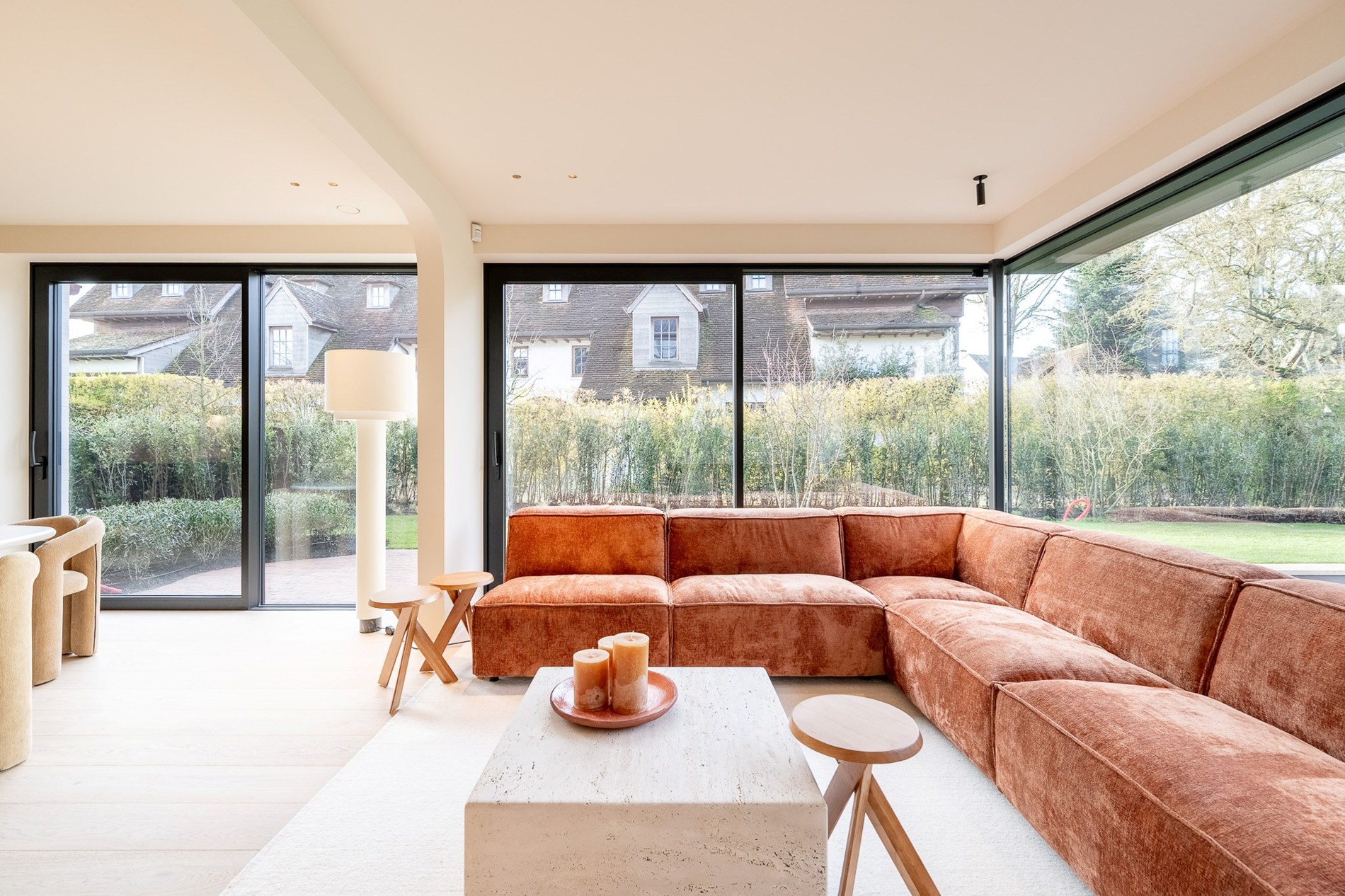 Luxueus gerenoveerde koppelvilla met zwembad in de Noordzeelaan te Knokke. 