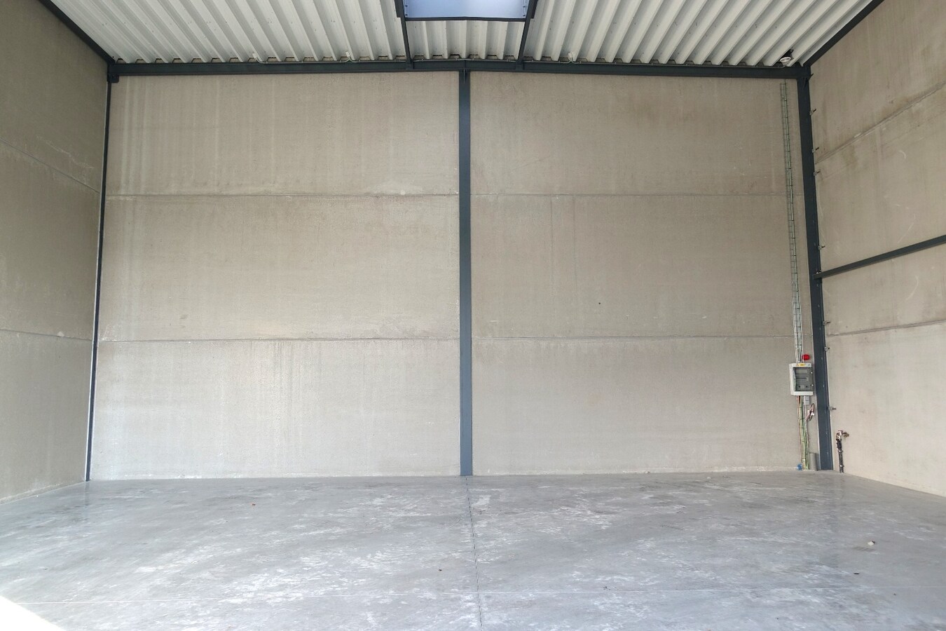 Loods te huur op uitstekende locatie. 