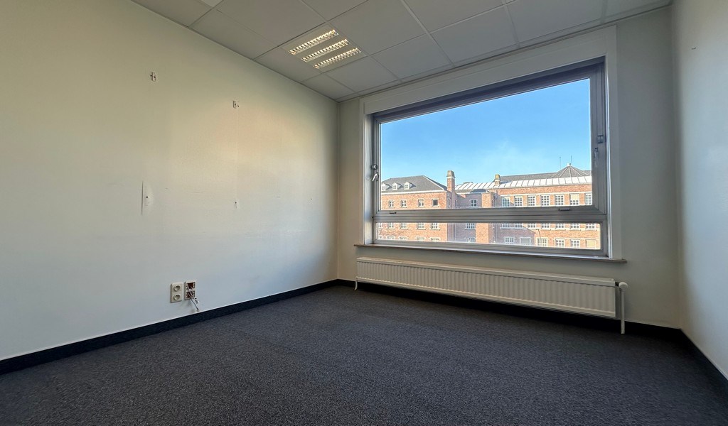 Ingedeelde kantoorruimte te huur in centrum Gent