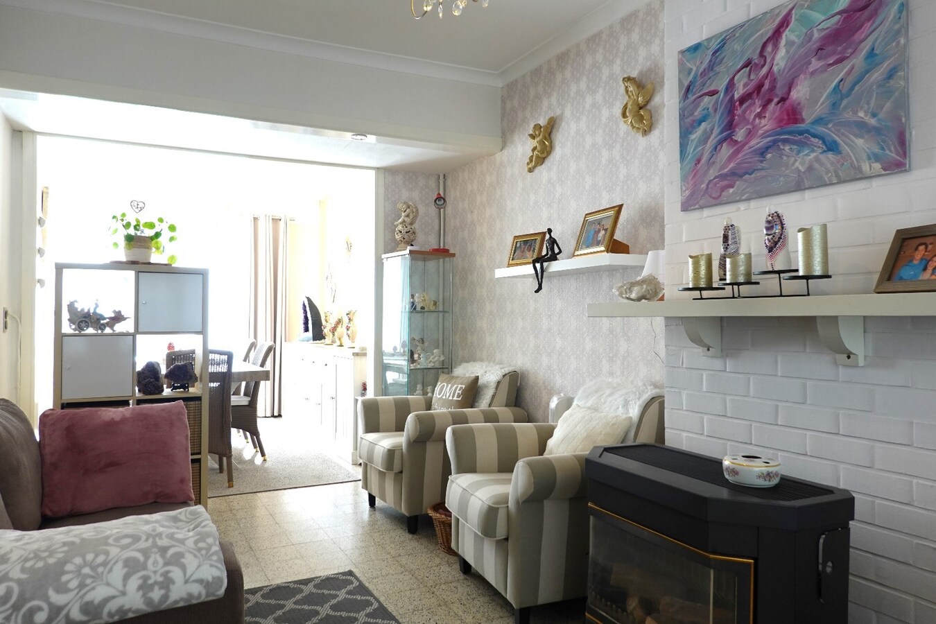 Op te frissen rijwoning in hartje Gistel 