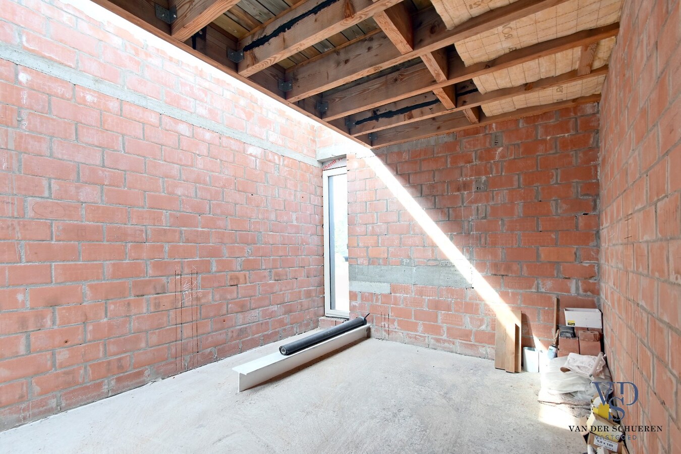 Eigentijdse woning (nog af te werken) te Vurste. 