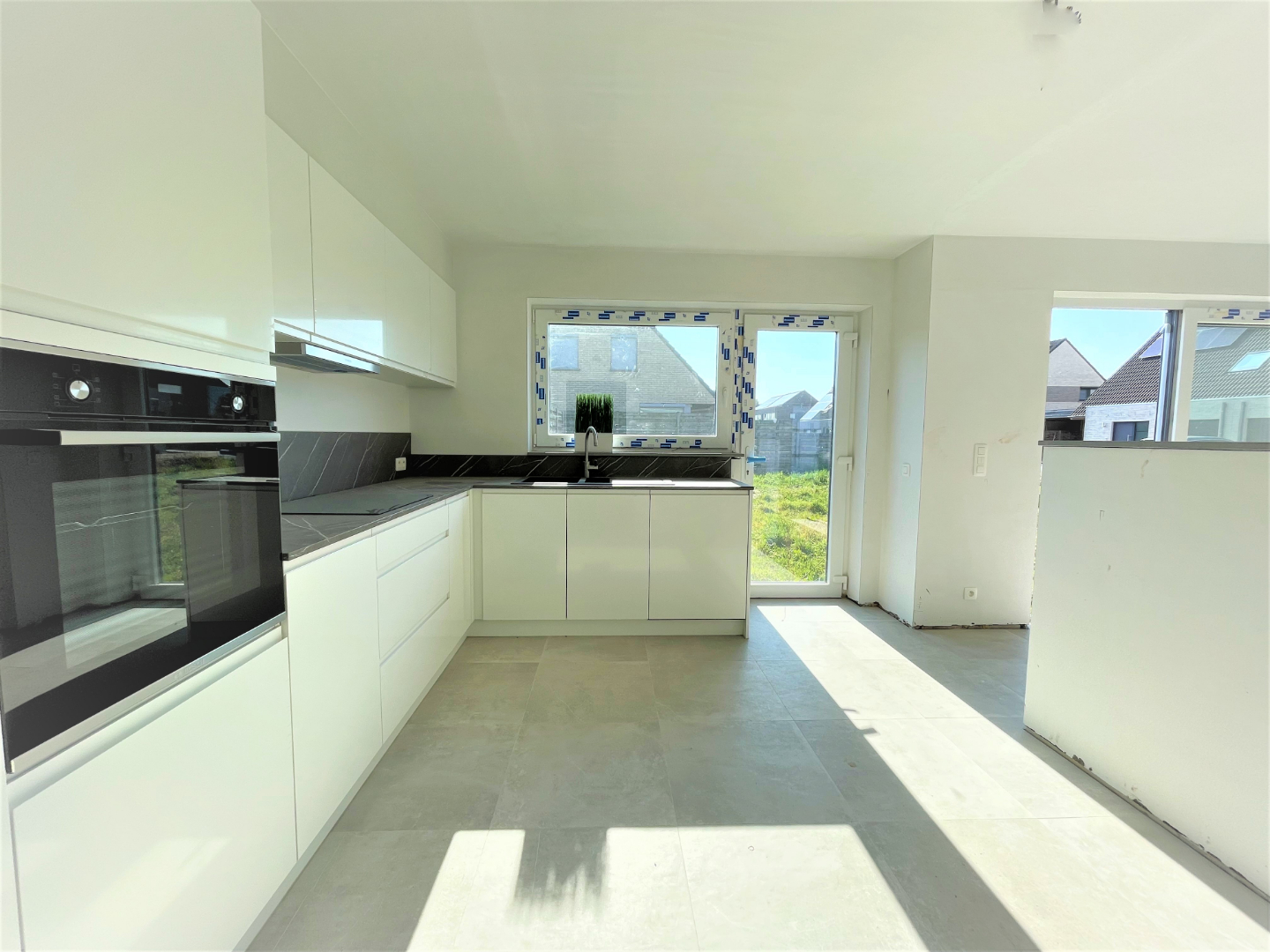 VERKOCHT Nieuwbouwwoning met 3 slaapkamers en garage op 370m² 