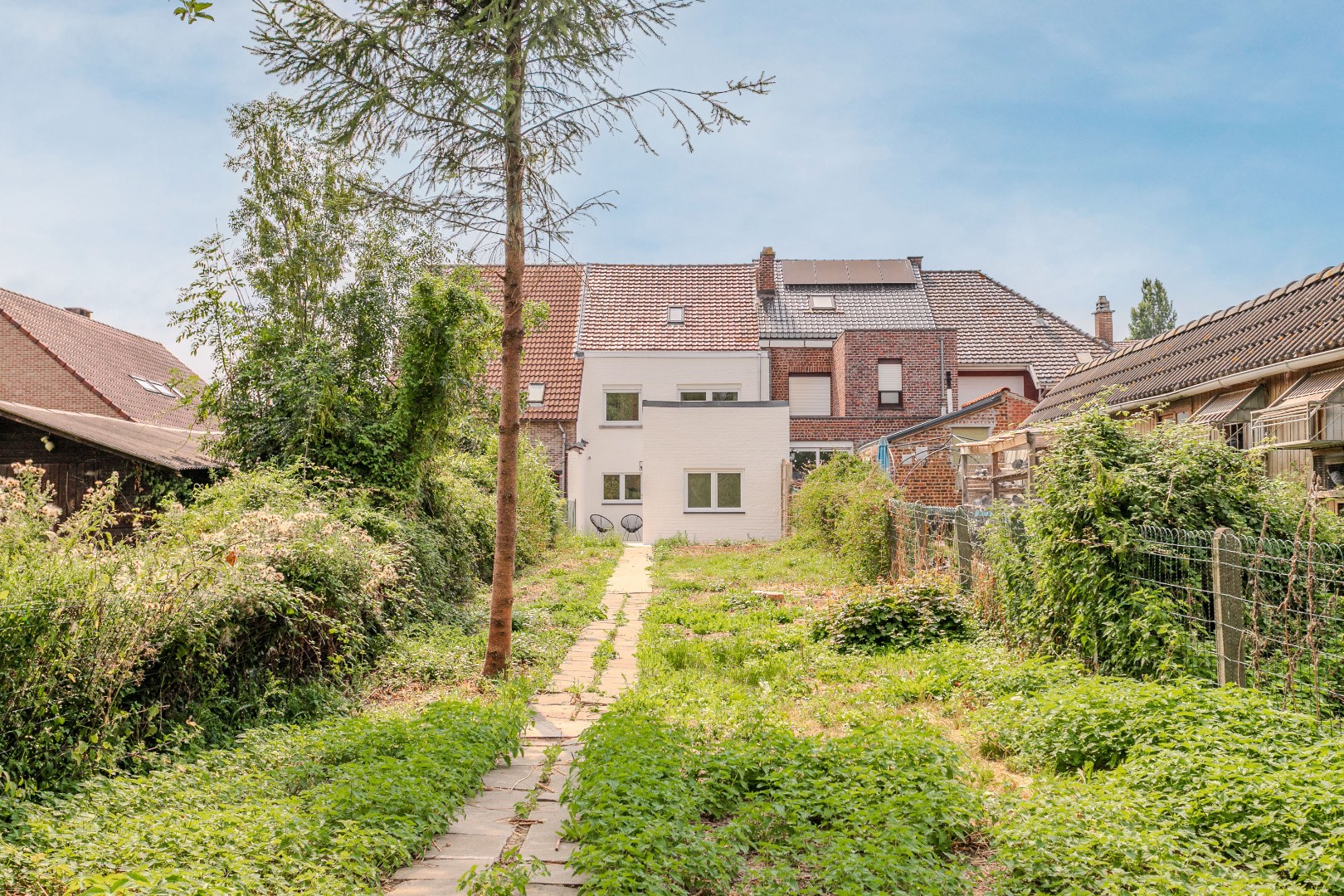 Gerenoveerde woning (EPC B) met 3 slpks (5 mogelijk) garage en tuin in een rustige straat te Lembeek 
