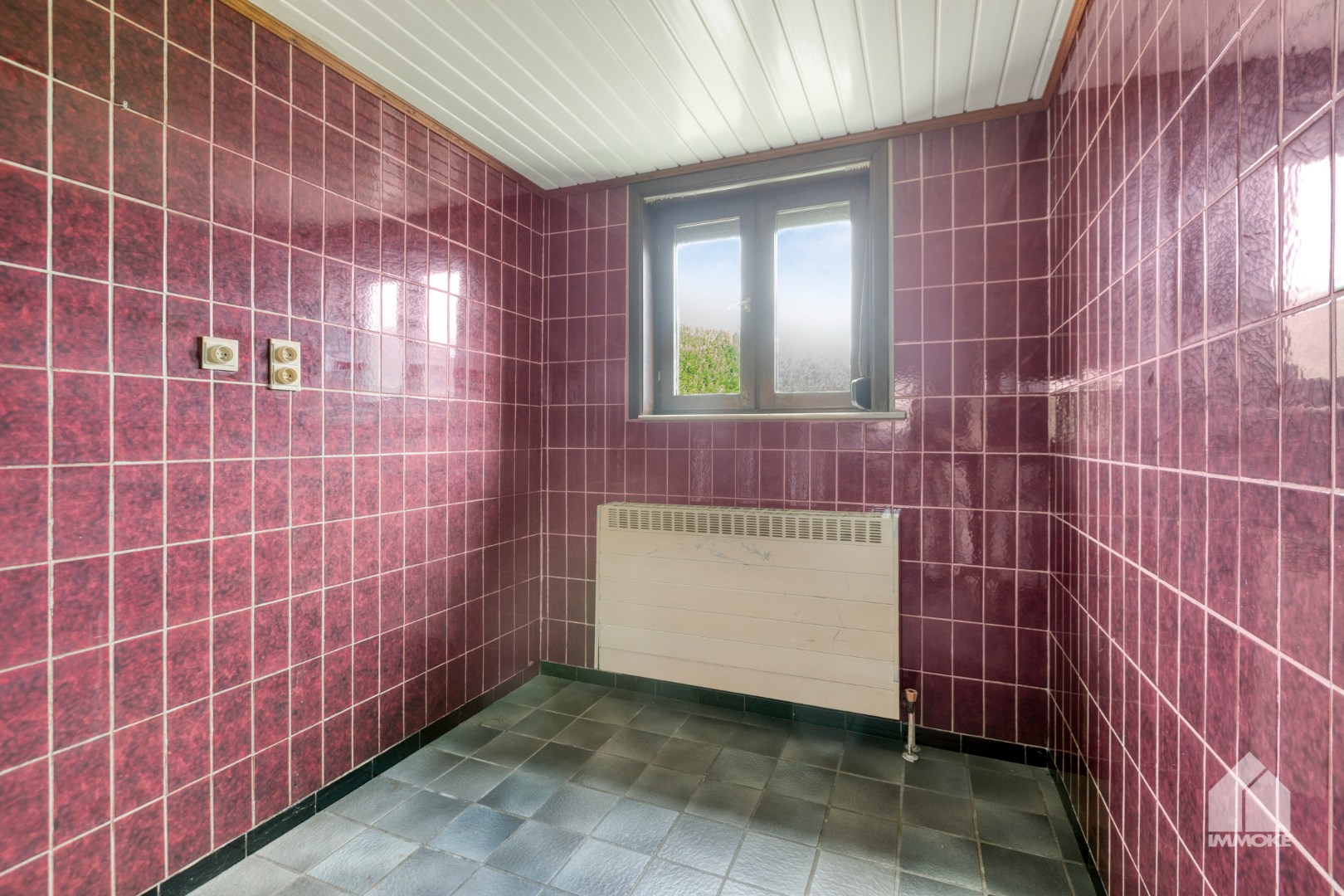 Te renoveren woning op 8a 40ca met 3 slpk en vrijstaande garage. 