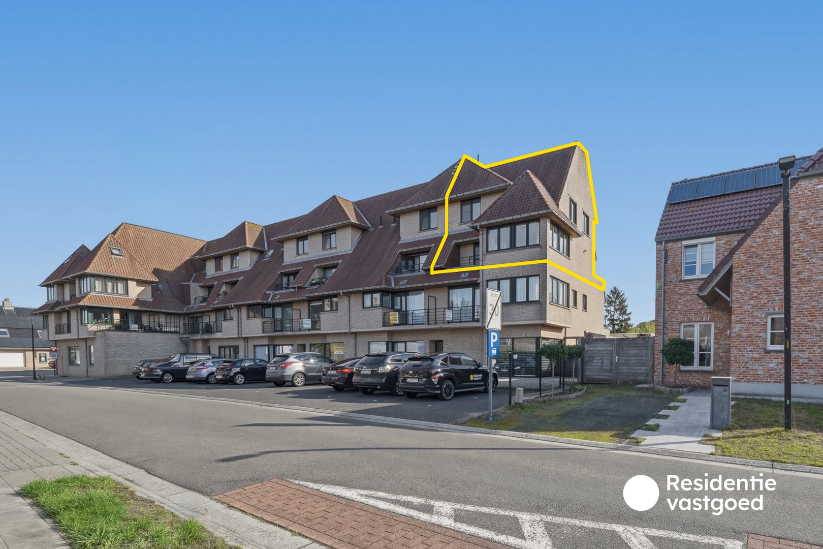 Ruim en lichtrijk duplexappartement met garage en twee terrassen in centrum Eernegem 
