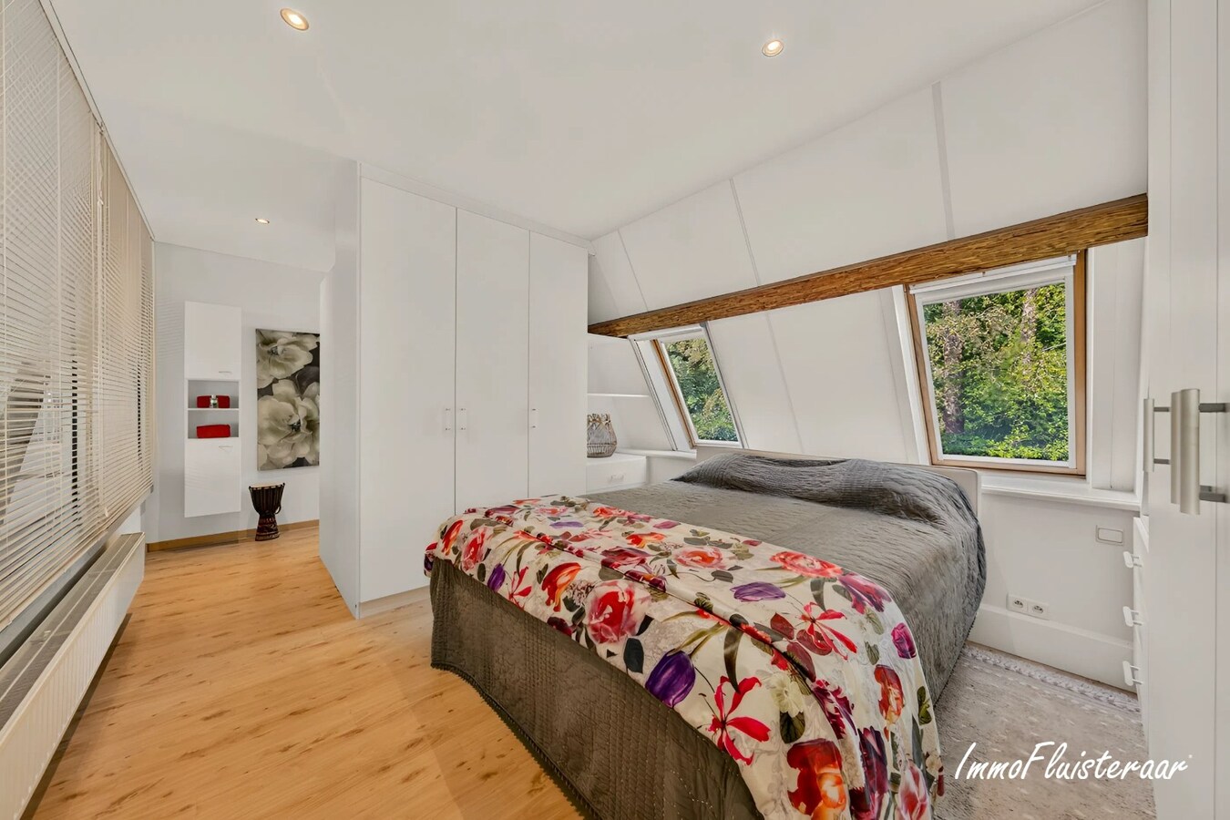 Exclusief eigendom met twee volwaardige, zelfstandige villa-woningen, een conciërgeverblijf en luxueuze paardenfaciliteiten op ruim 2 ha te Brasschaat 