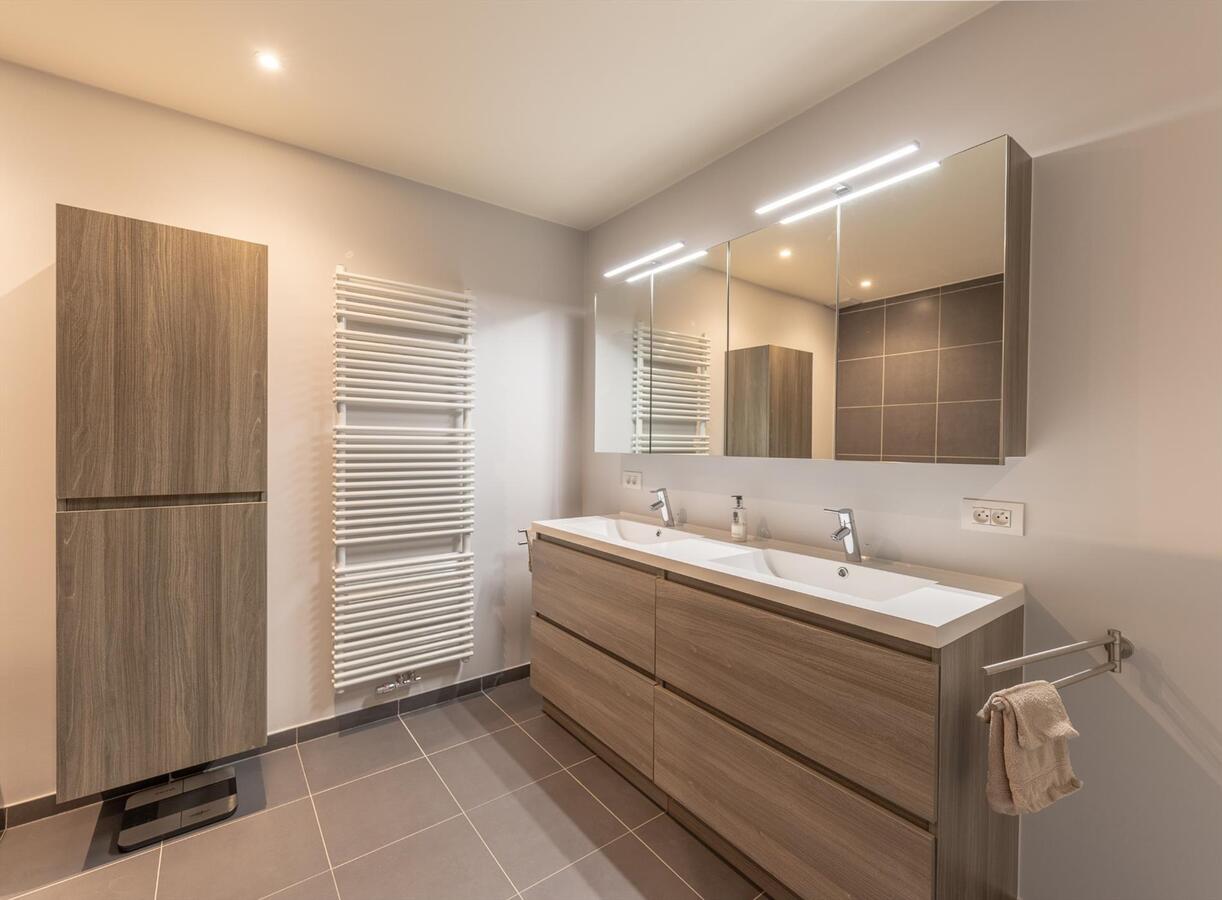 Zeer ruime woning met bijzonder veel licht én luxe  !    IDEAAL VOOR GROOT GEZIN !! 