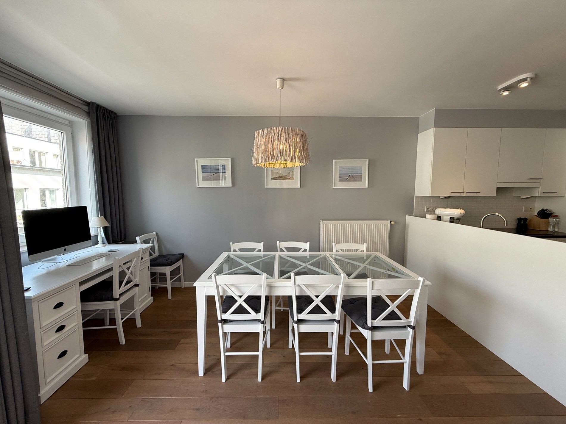 MEUBLÉ - Appartement récemment rénové et bien fini de 2 chambres à coucher, situé de manière centrale sur l'avenue Bayaux à Knokke. 