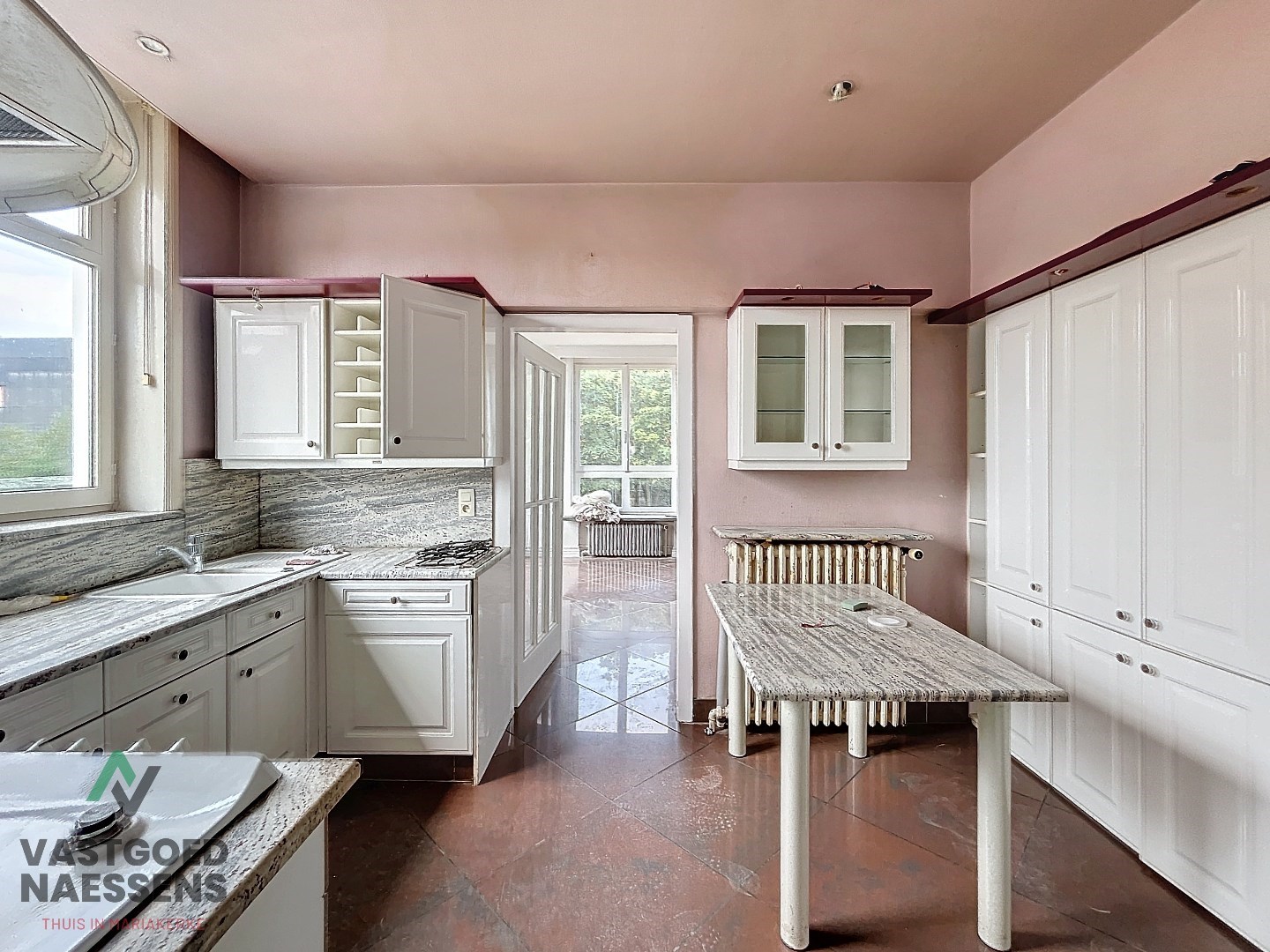 Maison d'angle avec entrepôt - garage - 5 chambres à coucher et terrasse 