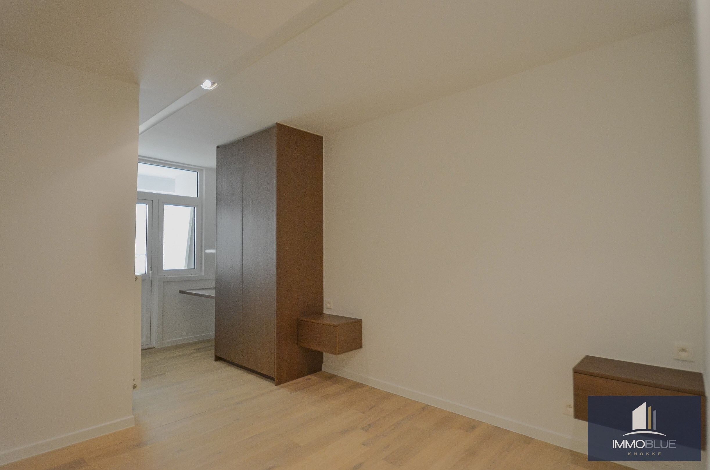 Exclusief – Stijlvol volledig gerenoveerd appartement met frontaal zeezicht. 