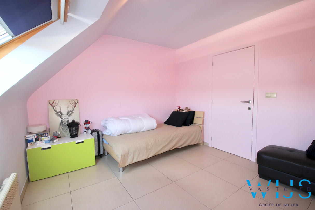 Ruim 3 slaapkamer appartement met garage te ERTVELDE ! 