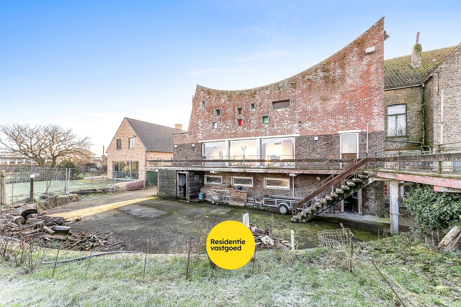 Karaktervol eigendom op ruim perceel te Alveringem. 