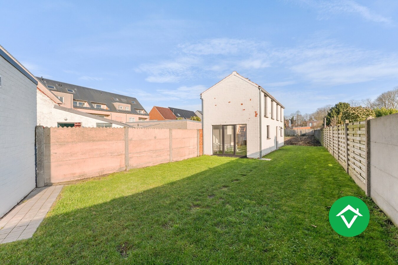 Volledig vernieuwde woning met 3 slaapkamers en bijgebouw in centrum Koekelare 