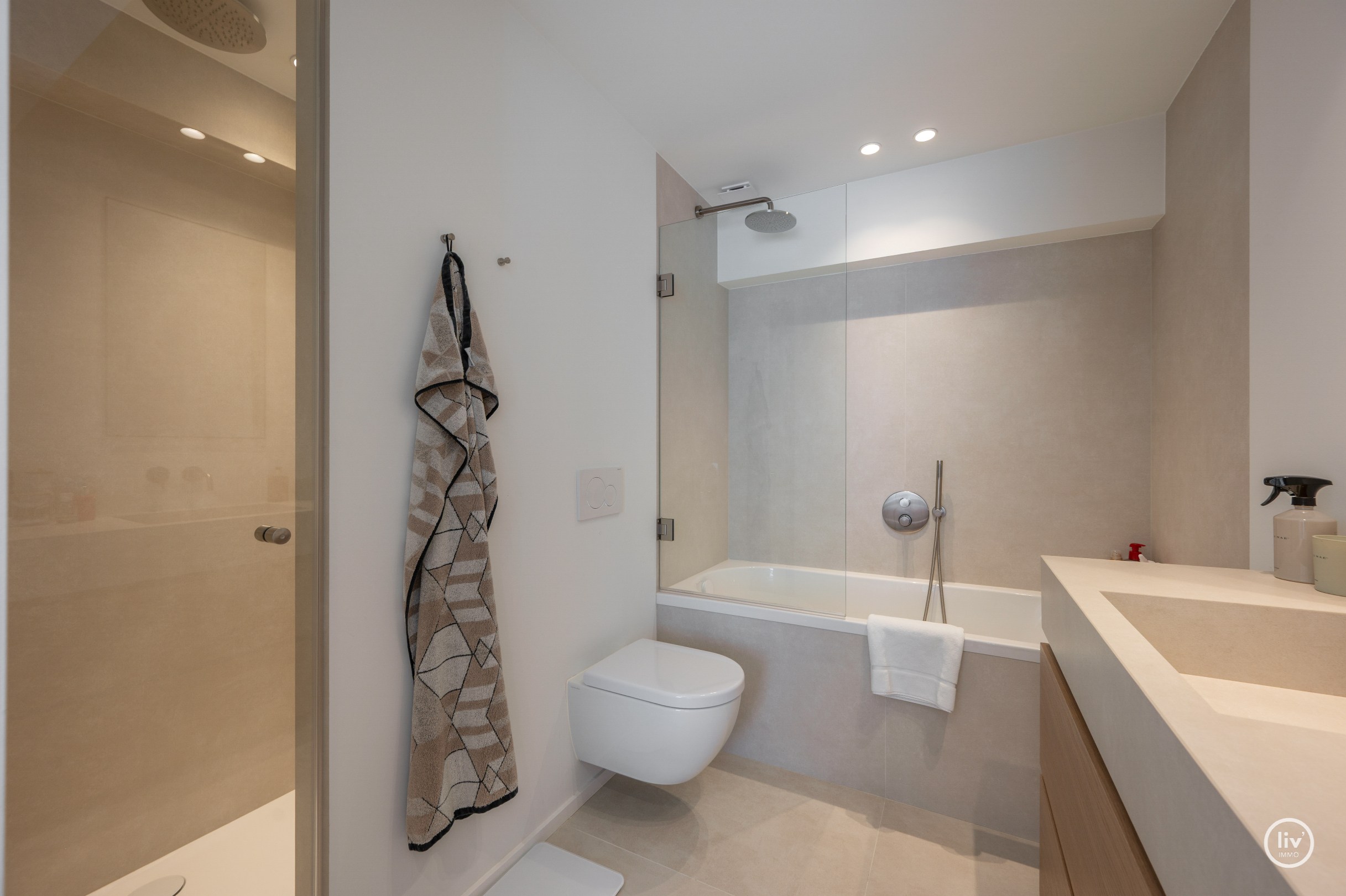 Prachtig, ruim (131 m2) HOEKappartement, volledig gerenoveerd centraal gelegen op de Lippenslaan vlakbij de zeedijk te Knokke. 