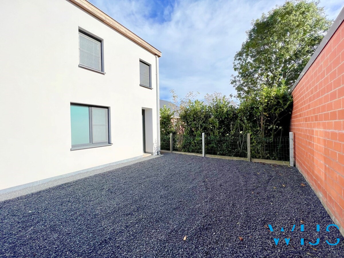 Volledig gerenoveerd woonhuis op 750m² in hartje Ertvelde ! 