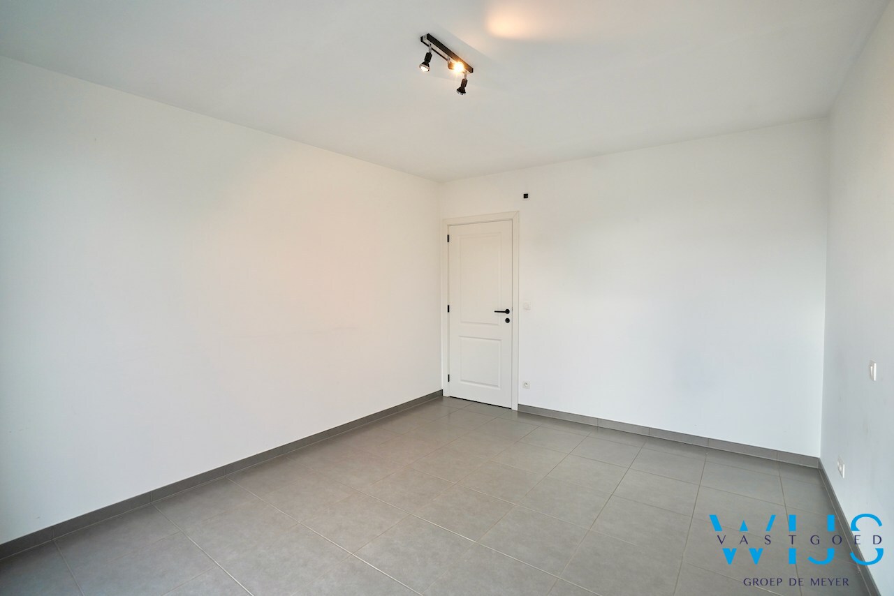 Prachtig appartement MET GARAGE in het rustige landelijke OOSTEEKLO ! 