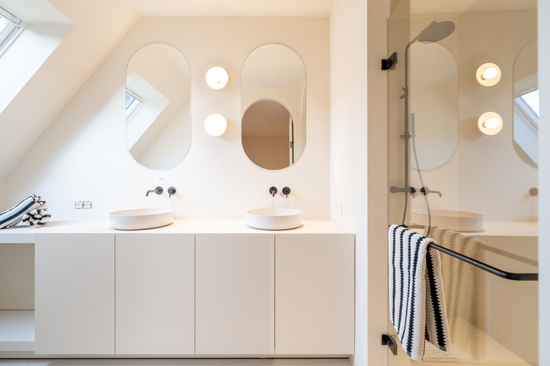 Luxueus gerenoveerde koppelvilla met zwembad in de Noordzeelaan te Knokke. 