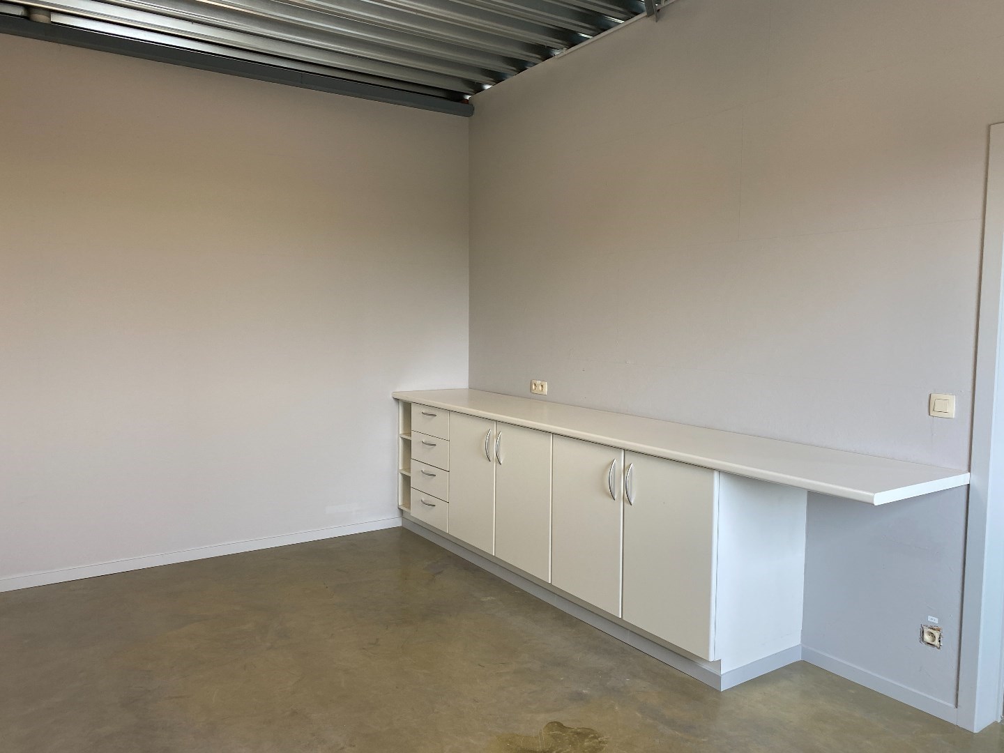 Kantoorruimte of atelier ruimte op de eerste verdieping met parkeerplaatsen te Olsene. 