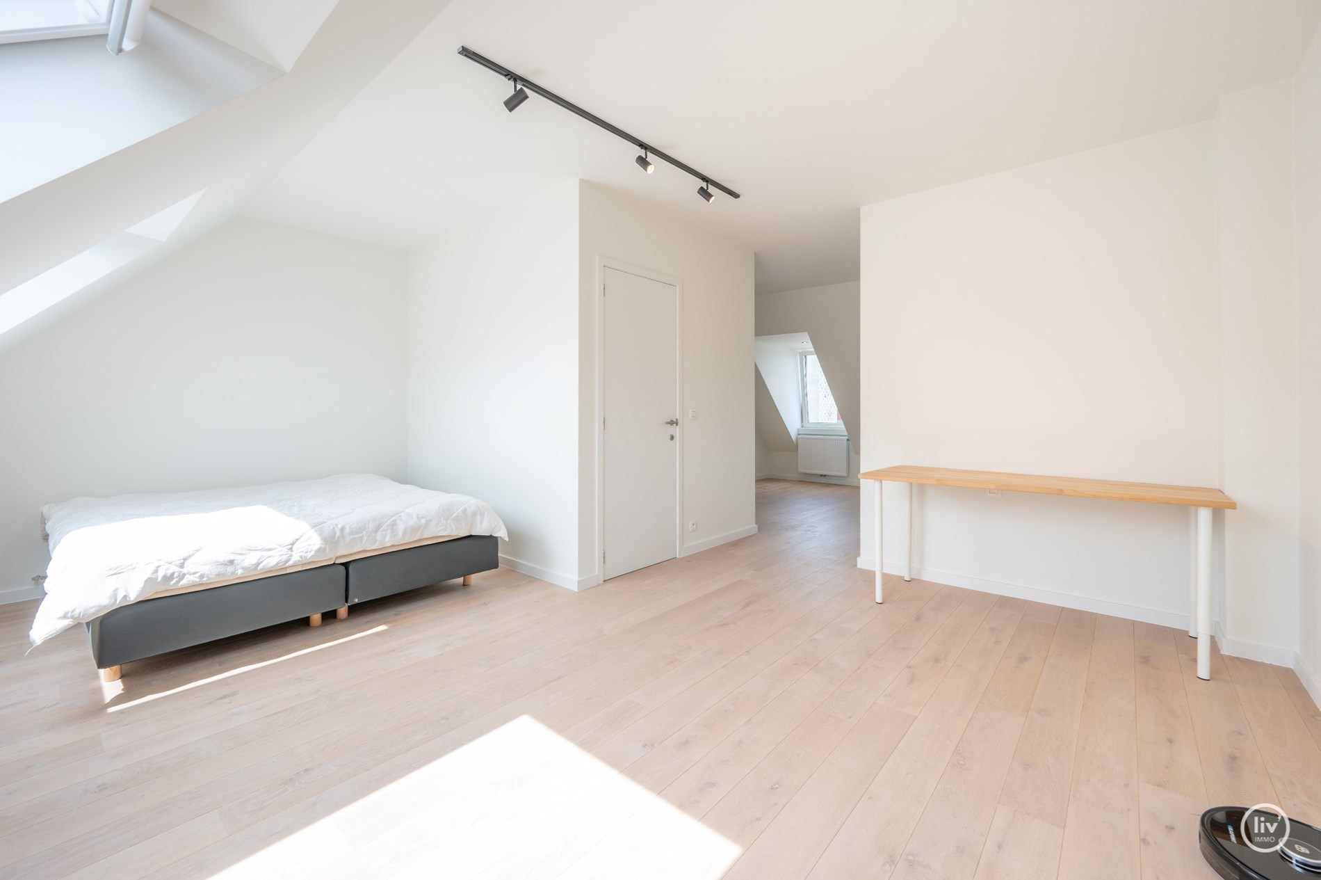 Magnifique triplex spacieux (199 m2) dans une rue adjacente à l'avenue Lippens, à proximité de la digue à Knokke. 