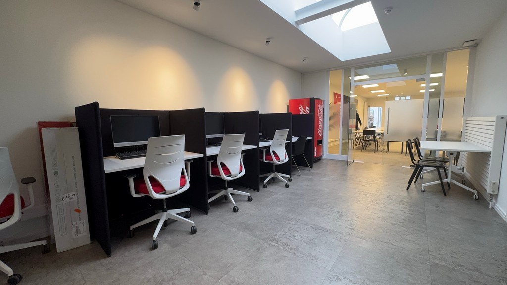 Ingedeelde kantoorruimte te huur vlakbij R4 en E40 in Drongen