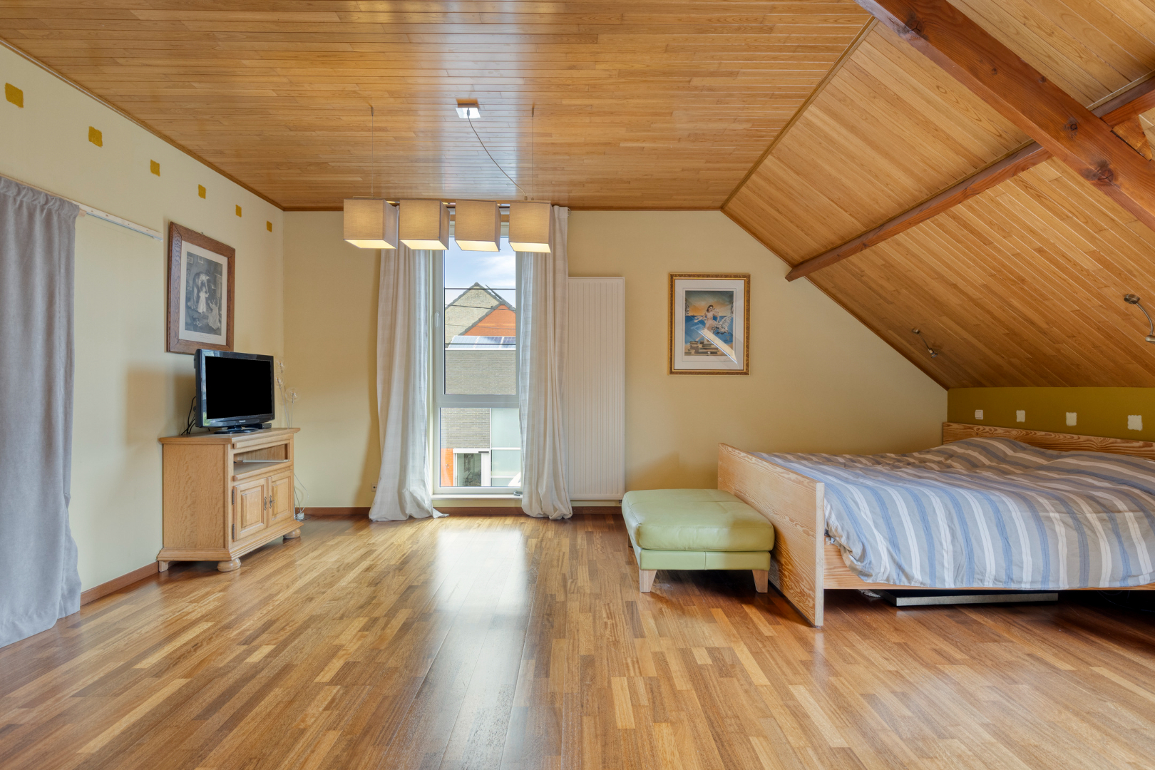 Halfopen bebouwing met 4 slaapkamers en bureau, ruime garage, kelder en zolder in Holsbeek! - EPC 161 kWh/m² - bewoonbare opp. 288 m² 