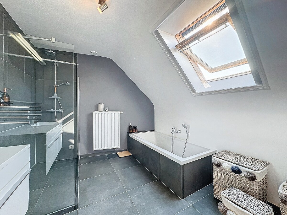 Op en top afgewerkte, energiezuinige gezinswoning (2013) te Velzeke 