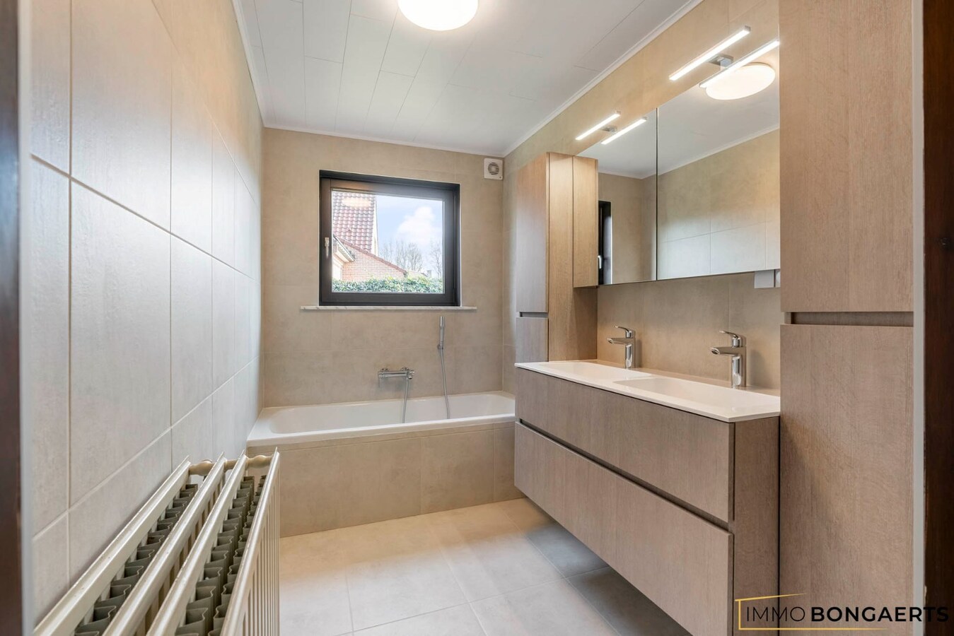 Ruime woning met 3 slaapkamers, tuin, terras en garage. 