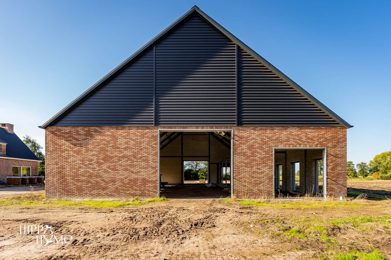 Hedendaags woning met hangar en aanpalend grasland op +/- 1,5ha 