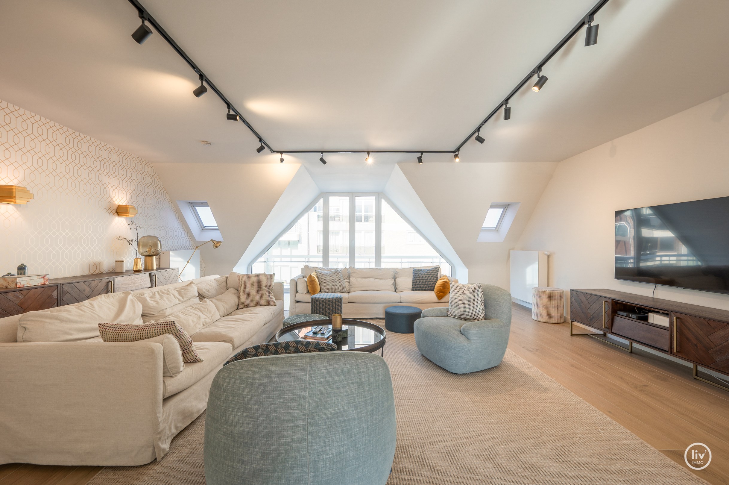 Appartement en triplex prêt à emménager situé près de la place Rubens avec vue latérale sur la mer. 