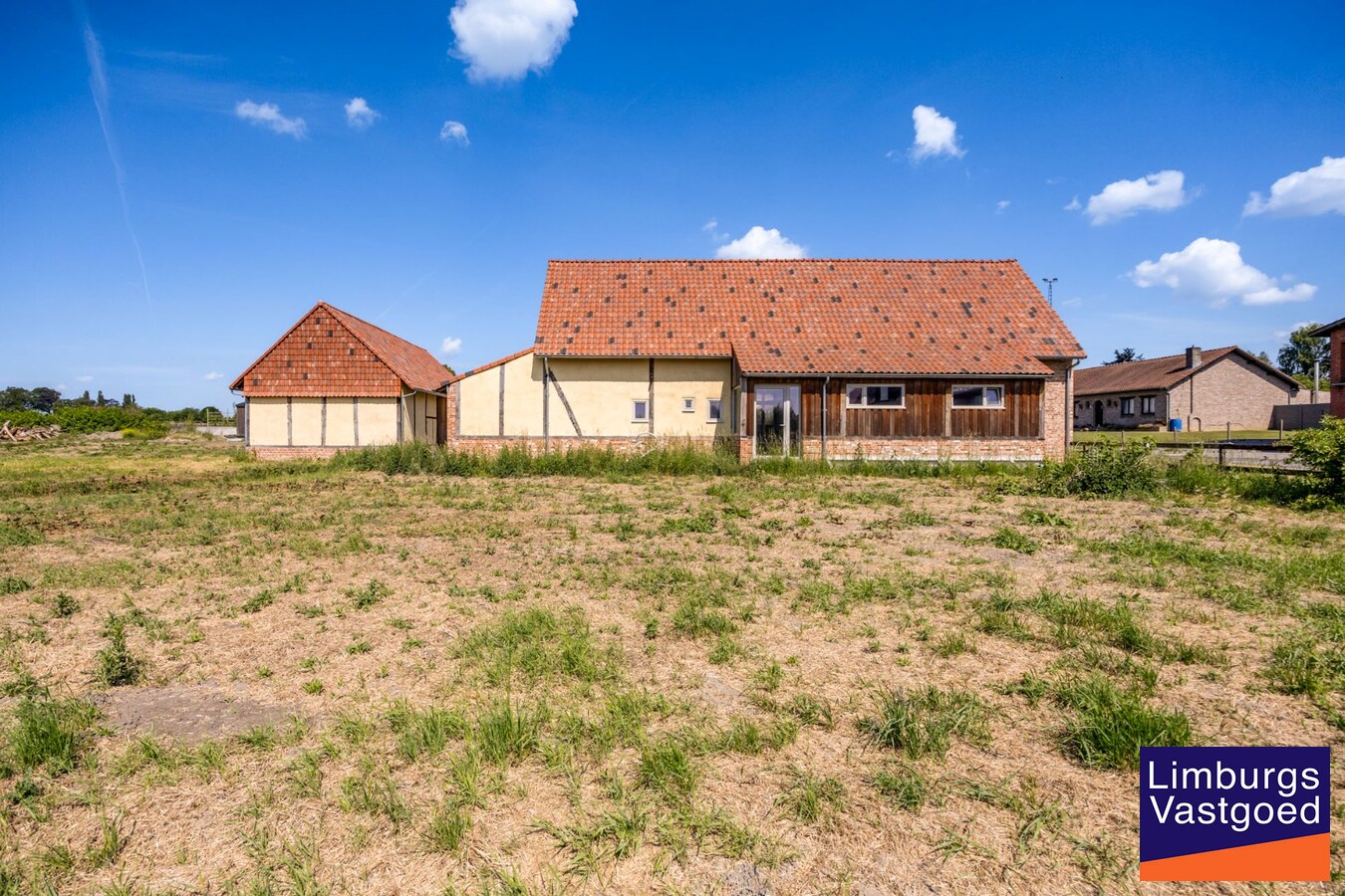 UNIEKE VIERKANTSHOEVE met paardenstallen op 7,34 hectare met vergunning voor zwembad en poolhouse 