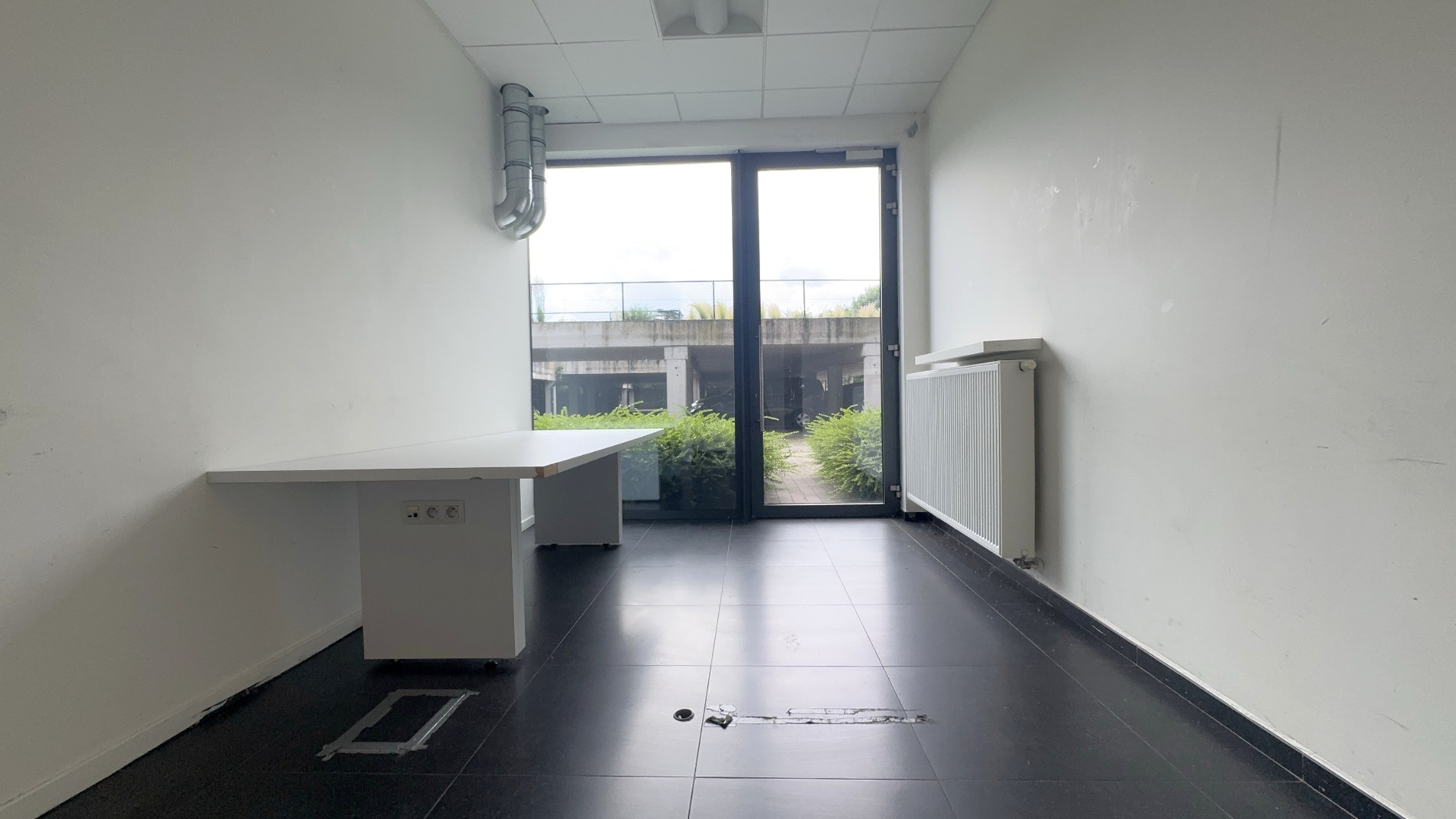 Instapklaar gelijkvloers kantoor te huur nabij station Gent-Dampoort